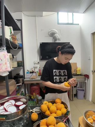 每年夏天都要做好几次黄桃罐头 自从自己做过之后 不要吃超市了买的了 我宁可麻烦一点 一次多做一点 分点给亲戚朋友 大热天一罐冰冰的黄桃罐头相当爽 喜欢吃的也可以试试看#黄桃罐头 #蒙阴蜜桃 #应季水果 #优质农产品 #自己动手丰衣足食