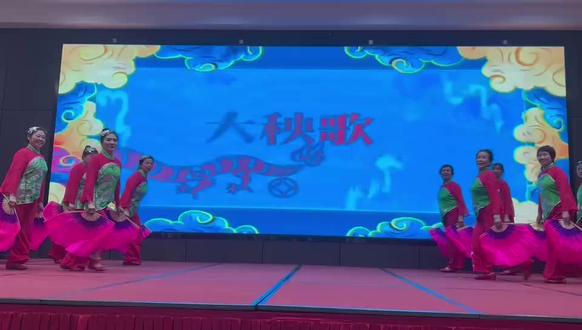 好姐妹在起开心快乐,跟着欢快的音乐舞起来,喜迎二O二六年的到来。