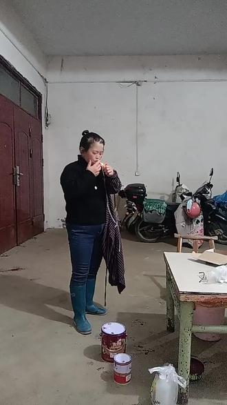 过年了
自己在家刷门漆