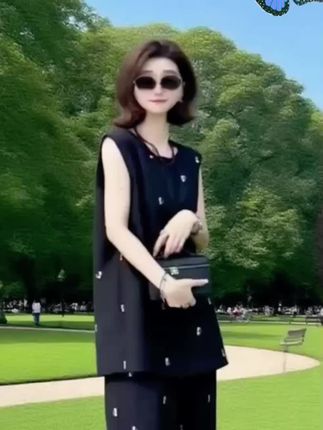 来看看这套休闲套装吧!它采用了舒适的面料制作而成,不仅透气还很吸汗,让你在这个夏天不再闷热。不仅如此,它的版型设计也很棒,