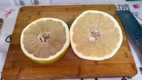 今天我才知道,只需要用一把美工刀,就可以剥出完美的白心柚子。 今天(2025年11月14日)才知道,只需要用一把美工刀,就可以剥出完美的白心柚子。秋天的白心柚子恰如那夏天的西瓜,不可或缺,没有白心柚子的秋天没得灵魂。今天我们分享如何剥出完美不带一点筋膜的白心柚子。
1.用美工刀把白心柚子竖着画2圈;
2.用菜刀把白心柚子从顶部切开;
3.用菜刀把白心柚子从中间切开;
4.去除白心柚子外部黄色的果皮;
5.用菜刀把白心柚子的果肉分解成若干份;
6.用美工刀把白心柚子内皮去除即可。
像我这样剥出来的白心柚子,简直是很不错👍。今天我在水果店里买的这个白心柚子大约2.82斤;这个柚子不仅好剥、皮薄肉厚,而且口感超级好吃,水分很足,而且吃起来非常甜,稍微有一点酸味。#白心柚子 #剥柚子 #柚子 #红心柚子 #琯溪蜜柚