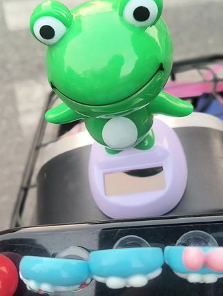 太阳能小青蛙,阳光一晒就摇头晃脑,太可爱了!🚗💚 #车载好物 #太阳能玩具