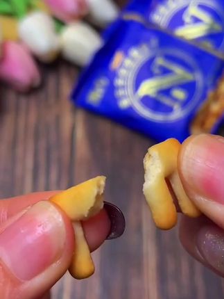 好久没见到数字和字母组合的饼干了好玩又好吃#饼干 #解馋 #零食 #早餐 #好吃
