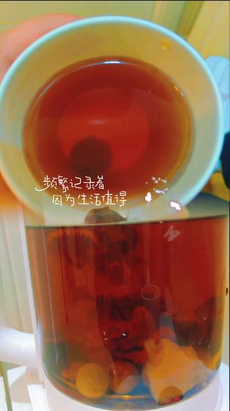 山楂、玫瑰花、陈皮、桂圆、姜片、当归、红糖,
是一个经典的中医食疗方,尤其适合女性在生理期后或秋冬季节饮用,用以温补气血、调理脾胃。#养生茶 #生理期 #驱寒排湿
下面为您详细解析这个配方的功效、适用人群以及饮用注意事项。
配方功效解析
这个方子中的每种食材都各有妙用,组合在一起相辅相成:
1. 当归: 核心补血药。被誉为“血中圣药”,主要功效是补血活血、调经止痛,是调理女性生理问题的要药。
2. 桂圆: 补益心脾,养血安神。既能补血,又能补气,对于心血不足导致的失眠、心悸有很好效果。
3. 红糖: 提供能量,活血化瘀。性温,能快速补充体力,同时帮助当归、桂圆活化血液循环,让补进去的血“流动起来”。
4. 姜片: 温中散寒,升发阳气。可以驱散体内的寒气,促进血液循环,增强整个方子的温补效力。
5. 山楂: 消食化积,活血散瘀。这个方子里画龙点睛的一笔。一是可以消食导滞,防止过于滋腻的桂圆、当归碍胃;二是其活血功效能辅助化瘀,让经血排出更顺畅。
6. 陈皮: 理气健脾,燥湿化痰。一是行气,让补进去的气血不会壅滞;二是健脾,增强脾胃运化功能,更好地吸收营养。
7. 玫瑰花: 疏肝解郁,活血调经。主要作用是行气,特别是梳理肝气,能缓解压力、郁闷等不良情绪,让心情舒畅,对于肝气郁结导致的月经不调尤其有效。
综合功效总结
· 主要功效: 温经散寒、补血活血、理气健脾。
· 核心目标: 针对“血虚寒凝兼有气滞”的体质。即身体血不足,同时又伴有寒气和气血运行不畅。
非常适合以下人群
1. 女性月经后: 作为经后调理,补充流失的血液和能量。
2. 痛经、月经量少、有血块、经期怕冷的女性。
3. 手脚冰凉、畏寒怕冷的阳虚体质者。
4. 面色苍白或萎黄、唇色淡、容易疲劳的血虚体质者。
5. 压力大、情绪不佳、伴有消化不良的人。