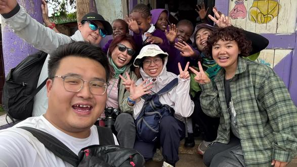 在肯尼亚的碎碎念念Vlog 肯尼亚第五天,返程内罗毕节躺平,去了内罗毕最大的贫民窟,应该也是整个非洲最大的贫民窟,有的地方很臭,但是大部分很干净,小学的孩子们都笑容很纯真,相当于只会给你要钱的小孩好太多 #世界这本书又多读了一页 #内罗毕贫民窟 #环球旅行 #当地人的生活现状