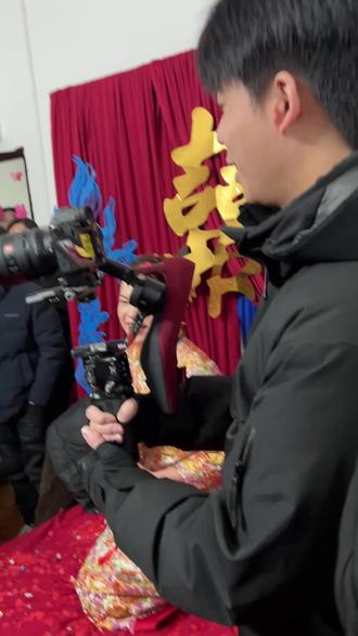 原来婚鞋在摄影师手上真的很难找#结婚#接亲趣事 #婚鞋怎么藏