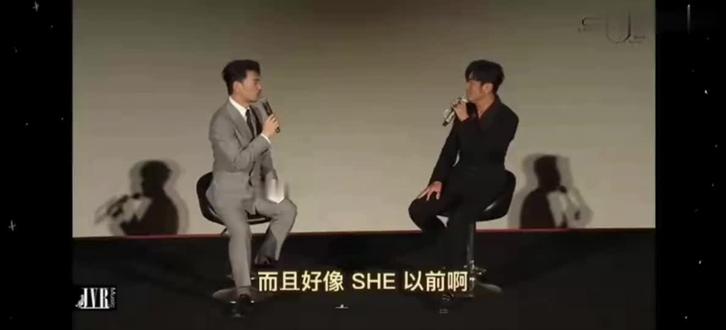 周杰伦新歌发布会,主持人贴脸开大含田量有点高啊,触发周总摸耳垂被动
#周杰伦 #专辑