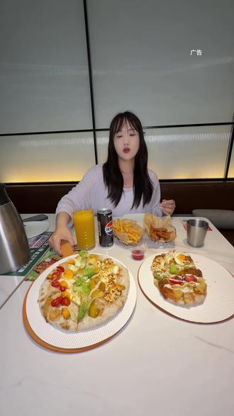 必胜客这次的新品真的好好看啊#好吃好看健康破圈 #必胜客彩虹披萨 #一口吃掉彩虹披萨 #多谷饼底彩虹能量 #抖音心动上新日