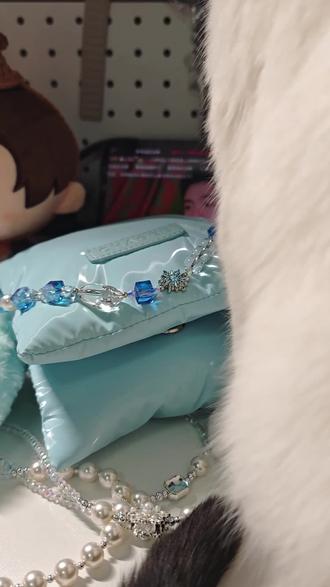 给包换个斜挎包带好看#霸王茶姬冰雪季 #霸王茶姬包包