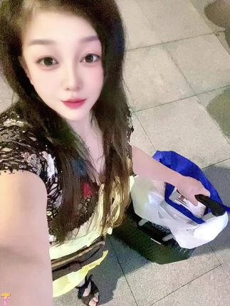 好听的歌🎵推荐🎵 国内出发🚞✌🏻一个人的快乐是快乐✌🏻🌹两个人的快乐是分享✌🏻三个人的快乐是攀比快乐🌞而好多人的快乐🌞是生活的快乐🌹生活的快乐🌹就是世界的祝福🌹🌞