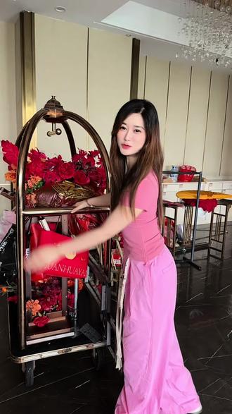 #新中式订婚宴布置 恭喜,亚东哥的儿子赛威,明天就是二位的订婚宴了,祝赛威和刘娇言幸福长久!愿你们始于初见,止于终老,以爱之名,以余生为期#阜阳 @殷赛威(订婚四月初十) @椒盐🎁(订婚四月初十) #民间小调