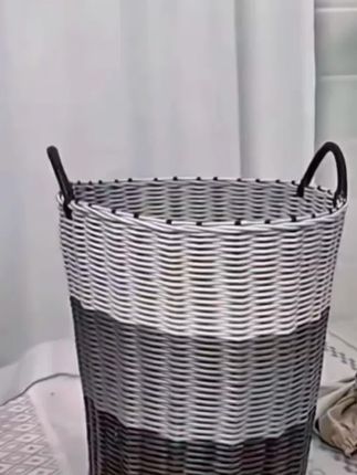 #居家好物 #好物推荐分享 #藤编 #收纳筐 我的天呐,这个小狗的脏衣篓也太可爱了吧!编织的小狗造型,放在家里真的很有氛围感,而且容量很大,装一家人的衣服都没问题,随便放哪里都很好看,喜欢的姐妹赶紧安排上吧!#脏衣篓