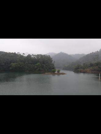 #徒步 #大南山森林公园 2026徒步计划第一篇-佛山三水大南山森林公园。
自驾导航可定位-大南山森林公园南门。我从广州海珠过去大概一个小时左右。(南门口有停车位大概十个左右,如果去的时候已经满了,可以在距离南门口一百多米处左转,那边有个篮球场,车位充足)。
如果没有看到闭园公示牌,是可以直接把车开到山上的水库停车场的,那边也有很多的停车位,今天去的时候是已经禁止外部车辆进入了,所以只能停在山下。
徒步路程:山脚入口处距离山上水库,大约3km,绕水库一圈,大约3km,然后原路返回,3km。
从山脚到水库,基本是高度上升路段,全程都是沥青路,走路很舒服,全程甚至都没有心率暴涨的期段,很友好,适合年后复健。
徒步全程环境都很原生态,很多植物和花木,也有很多虫鸟的自然声乐,山中的柠檬桉散发着似有若无的柠檬异香,开始我以为是山中腐朽味,后来看到树上挂的科普读物才想到可能是树木散发的异香,水库旁有许多开的很好的花木,晴天应该很有好看,在路上走着走着,突然想起“人间四月芳菲尽,山寺桃花始盛开,说得可能就是这个味,今天去的时候带点雨雾,水库和山林轻披薄纱,也别走一番韵味。
tip:整个路径中没有补给,需要带好水和补给,水库围线有两处厕所,其他地方无。应该是比较轻松的线路,路上也有看到许多小朋友和老爷奶,是条新手友好和亲子游线路。