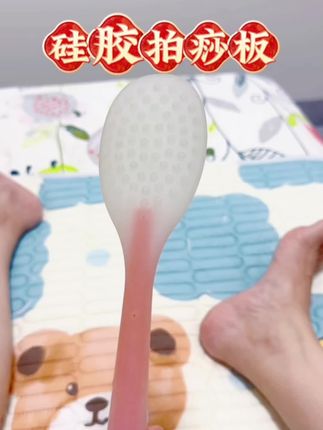 最近很火的拍痧板,你入手了吗?每天拍一拍,通畅全身的气血,舒缓疲劳的身体,它是软硅胶的材质,非常柔软耐用,而且还是加长款的,可以轻松拍到背部,快来试试吧!#拍痧板 #经络疏通 #硅胶拍痧板 #超便宜超划算 #经络拍