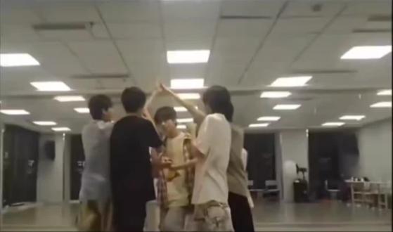 时代峰峻,谁教你这么拍养成系的#王橹杰 #TF家族四代 (感谢其他练习生出场)