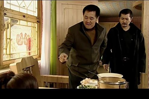 马叔你坐下吃,上一边去