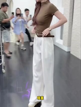 随意的松弛感却如此让人心动#阔腿牛仔裤#白色裤子#早秋穿搭#穿搭尖子生企划