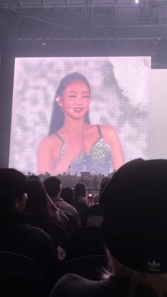 #idle首尔演唱会 #追星碎片 #演唱会是一个巨大的乌托邦
2024年7月那个高考完的酷暑,我完全不知道那张最新专辑里面的《Neverland》意味着什么。
时至今日,回看演唱会的点点滴滴才知道,那首歌,意味着不舍与分别。
从辛辛苦苦办理护照,从零开始学习购买海外票,到今夜难以入睡耳机里面播放着意味着分别的《Neverland》热泪盈眶,这一路的一切对于我来说都是陌生的,第一次出国,第一次看演唱会,韩国语言不通,食物不合胃口。但当我看到一直在我手机里面的雨琦和美延站在台上朝我挥手朝我几次饭撒我都感觉值得了。
演唱会前夜,我在胶东机场边的宾馆久久不能入睡,心中总在担心,飞机会不会晚点,海关会不会过的慢,迟到了咋办,错过了彩排会哭的,朋友安慰我“船到桥头自然直”。
飞机落地,用翻译软件告诉韩国司机自己要晚点了。司机一句利落的ok和全程超速真的很感动我,入场之后还遇见了特别好的同担,如果没有他借给我充电宝,可能这个视频的后半段素材压根就没有。
那时候传说你们要解约,我自己一个人在济南住在辅导班的宿舍偷偷哭了好久,后来你们在Mama一边哭着一边说续约,我又一个人在河北保定偷偷哭了好久。从高中到大学,我总在翻阅着回忆这本书,高中迷茫之时听到了Allergy……缺少勇气的时候听到了Fate……大学孤单的时候听起了Neverland……你如果问我为什么喜欢她们,这些承载的回忆就是答案。你如果问我什么支撑着你远赴韩国看她们,这些来时的花路就是答案。
这一切就像一场梦,梦里的地方是梦幻岛,这或许就是粉丝名字叫Neverland的原因吧。如此的靠近你们,那天我就真的进入了梦幻岛,如今我已从梦中醒来,只不过这些珍贵的回忆始终触动着我,让我永远觉得很感动…