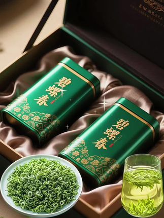 明前碧螺春:一口饮尽江南春 采太湖畔明前雀舌嫩芽,蜷曲如螺,满披银毫。 沸水轻注,茶汤嫩绿透亮,花果香裹挟着兰芷清气瞬间漫溢。入口鲜醇甘活,先是清甜果香在舌尖绽开,后有兰香回甘绵长。 一杯藏尽江南晨雾与春光,无论是自饮,还是赠友传情,皆是春日里的清雅之选。#碧螺春#碧螺春茶#召唤茶友#超便宜超划算#强烈推荐