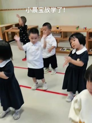 小晨宝放学了!#࿆可爱的小宝贝快乐成长 #幼儿园的快乐时光 @飞艳夫妇(爱你719)