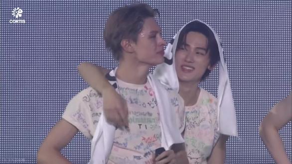 好多人说他们太顺了 赵雨凡三次出道流产这叫顺吗 马丁六年在大黑苦苦训练这叫顺吗 金主训要是这次没赌对学业事业全完蛋了这叫顺吗 严成玹没日没夜的训练看不到希望还一直被pua导致现在总是看眼色行事这叫顺吗 安乾镐放弃自己已经有了很好成绩的游泳来赌一个未知这叫顺吗?大家都有100%的天赋 但付出了千百倍的努力#cortis