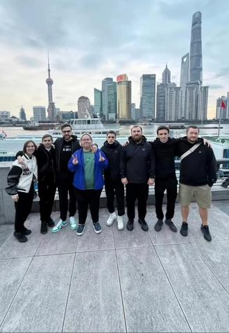 她突然凑近问我,“你平时看哪个队伍啊?”我后背一凉,支支吾吾:“就.....hltv前十的那个。”女生眼睛亮起来:“猎鹰吗?我也喜欢尼孩!”我声音发虚:“不是…”“那肯定是黑豹咯?哈哈他们现在表现真的很不错!”“也不是….
“那小蜜蜂总对吧?”她兴致勃勃。“不.“我死死盯着鞋尖,恨不得用眼神把地板烧出个洞。“是navi吗?这有啥不好意思的?”她歪头轻笑,“虽然我也知道现在navi是国际阵容”“我不喜欢这些…”我喉结滚动,声音像卡了壳的子弹。女生沉默两秒,突然瞪大眼睛:“你该不会喜欢G2吧?”她关切的目光像探照灯打在我脸上,我浑身发抖,耳膜嗡嗡作响。我死死掐住大腿,从牙缝里挤出蚊子般的颤音:“都….⋯都不是!”空气突然安静。女生笑容凝固,声音陡然降温:“那你—到底喜欢什么队?”“cs前十的队伍,还能有什么?”她的话像冰锥扎进心脏。我膝盖一软跪倒在地,眼泪砸在地砖上:“我..我喜欢spⅰrⅰt!”
整条走廊瞬间死寂,只有我吸鼻涕的抽噎声在回荡。周围人投来怜悯的目光,仿佛看见有人在马戏团里当小丑。我死死捂住脸,指缝里渗出滚烫的羞耻。女生抓起外套转身要走。我哭喊着拽住她衣角:“求你别走!我们donk只是有点儿累啦,再给他一点时间!”围观人群爆发出嗤笑,我却抱得更紧:“不许笑我们spⅰrⅰt!zweⅰh不打正赛怎么了,donk失误怎么了,教练压力top.1又如何!这可是!拥有donk的队伍,donk和shⅰro构成无解的双子星!donk会成长为最强的正面的,shⅰro也会变为在世真龙!”
此刻远处传来保安的脚步声和一声呵斥:“哪儿来的妄想症精神病!”随即被扔出了门外.....#绿龙