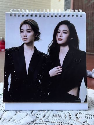 啊啊啊 🥰今天也是美的超标的!邝邝毛毛台历终于到啦! 这极致的美!双颜值神颜!真的好好看!越看越爱,越爱越看!任谁看了不迷糊啊🥰#邝玲玲 #lingorm #linglingkwong #orm #糟糕是心动的感觉