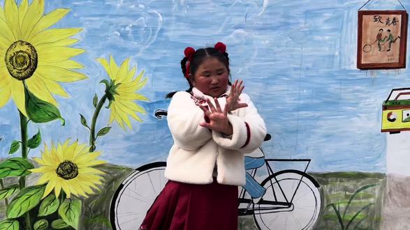 这小姑娘说,这首歌叫水手说。我只记得那句:在受人欺负的时候,总是听见水手说,他说风雨中,这点痛算什么……