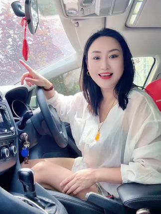 #创作灵感 一点多了才忙完,今天几个客户的一席话让我太感动了,说一直关注着你,每天激情满满有用不完的劲,做人实实在在,本本份份,本人比视频更漂亮,真不像奔五做姥姥的人!夸的心里美滋滋的,不管到哪个年龄都有爱美的权利,简单相信爱自己#自由自在简简单单过好每一天 #做好自己永不将就 #正能量