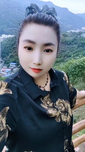 做人没有必要太正常,因为你无论活成什么样子,都会有人说三道四,努力活成自己喜欢的样子就好,加油💪#爬山运动 #成长思维