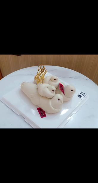 在咱皖北,正月十五有个老传统——出嫁的闺女,一定要回娘家送大雁馍。
每年这个时候,我都会亲手蒸上几只,不为别的,就为孝敬家里的老人,不忘养育之恩。
小小的大雁馍,装的是孝心,藏的是牵挂,更是咱皖北人最朴实的人情味。
常回家看看,比什么都重要。
#皖北正月十五送大雁#皖北民俗#出嫁女儿的孝心#家乡传统习俗
#大雁馍