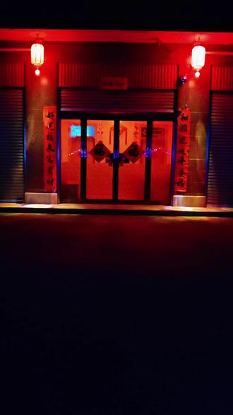 不要参与亲人的因果,不要太操心你的孩子,也不要太操心你的父母。个人吃饭个人饱,这世上每个人都是带着自己的剧本来的,你的孩子有他必须要撞的南墙,你的父母有他们必须要受的暮年之苦,你总想做那个剪刀手,想帮孩子剪掉荆棘,想帮父母剪掉固执,你以为这叫深情?其实这叫乱了分寸,在孩子的剧本里,你只是引路人,不是导演,在父母的剧本里,你只是陪伴者,不是审判官,你为了孩子巡查踏错而焦虑,整夜睡不着,但你忘了该走的弯路,1米都少不了,蝴蝶破茧很痛,你若好心帮他剪开,它就永远飞不起来,那些挫折是老天爷留给他开悟的法门,你替他挡了风雨,也就挡住了他生长的阳光,不让他经历风浪,他怎么长出掌舵的本事,再看父母,他们几十年的习惯和思维,就是他们的道,你非要用现在的道理去纠正他们的过去,这不叫孝顺,这叫傲慢,试图改变一个成年人的命运,往往是悲剧的开始,什么才是真正的慈悲,是允许,允许花成花,允许树成树,允许别人成为他自己,也允许自己帮不上忙,最好的关系是守住边界你在岸边看着他,他若求助,你便伸手,他若执意要过河,你便祝福,不要把别人的因果背在自己身上,背太重了,你们两个人都走不动,真正的爱,不是捆绑,而是守望,管好自己的心,少管别人的命,各自安好才是圆满。