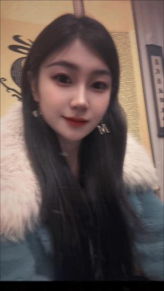 金刚怒目,眼中尽是慈悲。
菩萨低眉,眼中尽是无情。
有金刚手段,需要心存慈悲。
有菩萨心肠,还需冷眼观世。
金刚怒目:怒世间众生皆不回头。
菩萨低眉:两目皆空万物皆空相。
越是脾气大的人,越心有善意;
越是情绪稳定的人,越心如止水。
年轻的时候单纯,不知道人心险恶,动不动被伤成怒目。金刚,经历的多了,看透了人性就变成菩萨低眉,冷眼旁观,冷漠凉薄。以前脾气不好,但是心软。现在脾气好了,心却狠了。一个人,能做到面对任何事情的时候,都心平气和,那他的心,就是这个世界上最硬的东西。真正的慈悲就是无情,你救了羊就饿死了狼。所以天地不仁,以万物为刍狗。万般皆苦,唯有自渡。#修行 #道系青年 #道家文化 #传统文化 #玄学