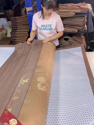 热到睡不着?这款凉席让你凉到打颤,高温三伏必备-冰藤席! 源头厂家开仓大促,养生艾草冰藤席,柔软舒适又透气,来我直播间,到手三件套#冰丝藤席三件套#凉席#冰丝冰凉席#藤席#艾草冰藤席