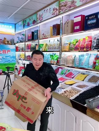 刚到的新货,有两种口味,一种是炒熟的原味,还一种是五香味的,好吃不上火,一刻就停不下来#马牙瓜子 #休闲零食 #源头好货 #嗑瓜子#粒粒精选颗颗饱满