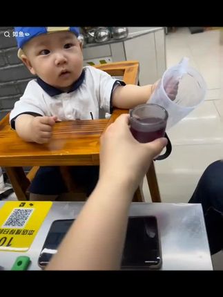 大家还记得yy被ds第二天再大街上骂街的那位老人吗,今天才知道为什么一直没看到,原来进小黑屋了,呆了半个月。好消息是正好和三角眼在一个笼子里,三角眼每天受折磨挨打,生不如s