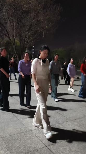 完整版的玉芬广场舞,戴红帽的那位跳着跳着怎么断片了?