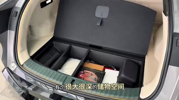 YU7的后备箱下层空间是非常宽的但因为没有做分区的设计导致随便放点东西都觉得很满东西多了还乱糟糟的想拿东西都不好找。装上这个空间利用率大好几倍#yu7 #su7 #后备箱储物箱 #汽车好物 #YU7后备箱储物盒