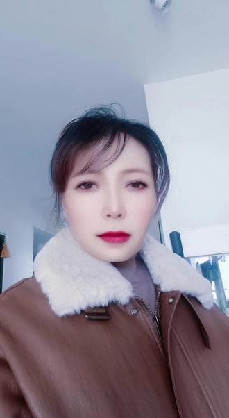 感谢妹妹的盛情款待。弟弟的肺腑之言,感动了在场的人。使我们潸然泪下。此刻,是激动的泪水,是感恩的回忆。感恩老婶对我们母亲的付出,回忆的是。我的妈妈在生病时的煎熬。和我们做儿女♀无奈。这样视频我看一遍,哭一次。是思念,是感恩,还是…………使我终生难忘