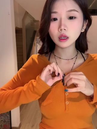 韩系V领小粒扣口袋装饰针织打底衫女早秋显瘦百搭长袖上衣。韩系V领小粒扣口袋装饰针织打底衫女早秋显瘦百搭长袖上衣710 #韩系 #无限回购的宝藏单品 #在抖音入手的好东西 #2025年秋季都流行穿什么 #显瘦穿搭@巨量千川 @抖音商城 @DOU+小助手