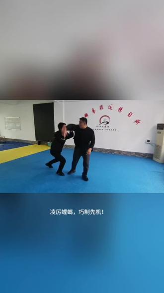 当手臂被锁喉制住时,别慌!螳螂拳反擒拿以柔克刚的智慧,让你瞬间化险为夷!
螳螂拳作为中华武术中的「短打奇术」,将螳螂捕猎的灵动与凶狠融入实战。这套反擒拿术完美体现其「闪如电、粘如胶」的精髓——看似轻巧的勾腕翻转,实则暗藏寸劲爆发;看似被动的缠绕化解,实则是为致命反击蓄力。
核心要点:
1️⃣ 卸力为上:借对手蛮力顺势牵引,化直为弧,让锁制瞬间失效
2️⃣ 关节巧控:精准锁定指,腕、肘、肩几大要害,以小搏大扭转局势
3️⃣ 连环攻势:一招得手后连续追击,不给对手喘息反击机会
4️⃣ 眼手相随:捕捉对手发力瞬间,预判动作轨迹提前布防
这套反擒拿不仅是力量的对抗,更是智慧的博弈!评论区留下你的练拳心得,想学更多防身技巧的兄弟点赞破千,下期继续揭秘螳螂拳近身防守反击特点!#螳螂拳 #传统武术#非遗文化#螳螂拳招法演示@抖音小助手