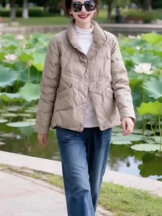 帮我生成图片:挨公园一角荷花池背景图全身照正面照清楚点衣服不变清晰度高面带微笑朝前走。比例 9:16。