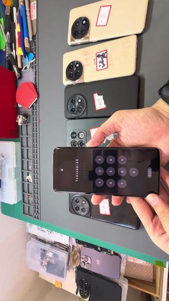 揭秘市面上的原装拆机屏幕由来,三星屏幕显示顶级细腻,也伴随屏幕维修成本太高,我们选择同型号的原装拆机屏幕总成进行维修更换。#手机维修换屏 #一加手机维修