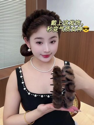 毛茸茸的发箍也太可爱了吧!戴上这发饰,秒变气质女生,扎个低马尾,温柔又大方,关键是个位数就能到手#头饰发饰 #发箍这样戴好美