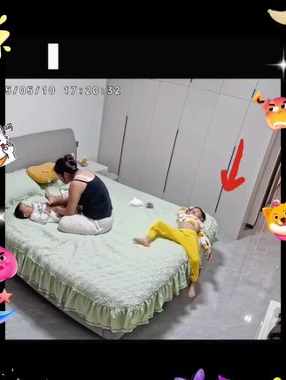 监控下惊恐一幕,有孩子的家庭一定要注意,有备无患,希望一辈子都不要用上黄金几分钟一定要重视起来有娃家庭是必备的有备无患#家庭必备#海姆立克自救#急救知识