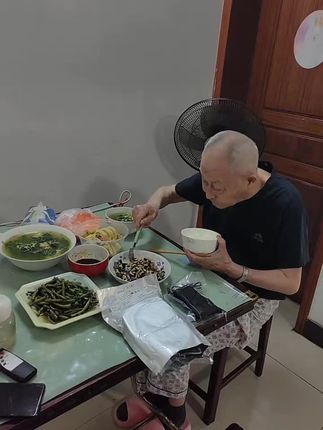 今天拌了份农家手工臭干给老爸吃,满满的儿时味道!