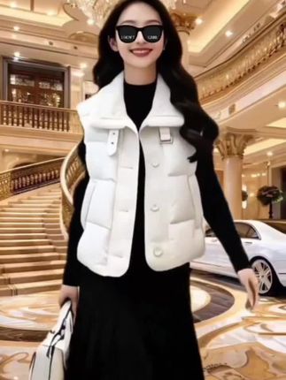 2025年新款韩版羊羔领白鸭绒羽绒服短款马甲休闲保暖皮拼接外套#时尚气质穿搭 #高端大气 #时尚洋气 #秋冬穿搭 #保暖穿搭