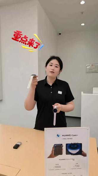 华为Watch Fit5 VS GT6 精简选购指南
外观
Fit5方形表盘,屏占比高,配色新潮日常百搭
GT6金属机身,皮质陶瓷表带,商务质感十足
健康运动
Fit5自带微运动功能,短时舒缓肩颈,满足日常健康需求
GT6运动模式超百种,搭载专业健康监测,可筛查血管、心脏相关风险
续航与功能
Fit5常规续航7天,轻用可达10天
GT6续航更强,典型使用最长14天,还支持eSIM通话、NFC、离线支付
选购建议
偏爱时尚颜值、日常轻运动选Fit5
商务办公、追求专业运动与深度健康监测选Gt6