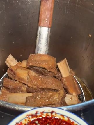 天海藏的原切四肋牛排五斤还不过百也太合适了,拿来直接下锅清炖原汁原味,蘸上韭菜花味道更是鲜美!大口吃肉的同时,再来上一碗牛肉汤那真是太香太解馋了!#黄膘牛排 #牛肋排 #大口吃肉的感觉真好 #草原美食 #解馋