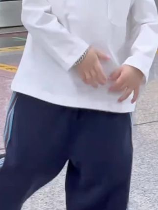长袖t恤 简约又百搭的#长袖t恤,密鲁棉面料,柔软舒适,久穿不易变形起球,罗纹圆领,胸前小口袋充棉潮精致点缀,后片字母印花,舒适袖口,两款可选,爱了爱了#不潮不出街 #儿童t恤#童装#萌娃穿搭 @豪妈好物